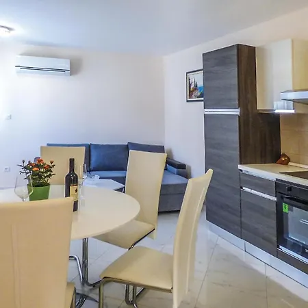 Holiday home 10 Bedroom Beautiful In Kucice