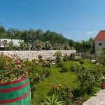 Σπίτι διακοπών 10 Bedroom Beautiful In Kučiće