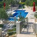 Σπίτι διακοπών 10 Bedroom Beautiful In Kučiće