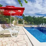 10 Bedroom Beautiful In Σπίτι διακοπών Kučiće