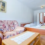 Σπίτι διακοπών 10 Bedroom Beautiful In Kučiće