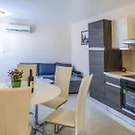 Σπίτι διακοπών 10 Bedroom Beautiful In Kučiće